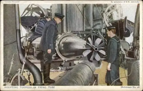 Ak Britisches Kriegsschiff, Inserting torpedo in firing tube, Seeleute