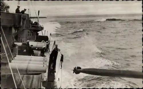 Ak Britisches Kriegsschiff, Abschuss eines Torpedos