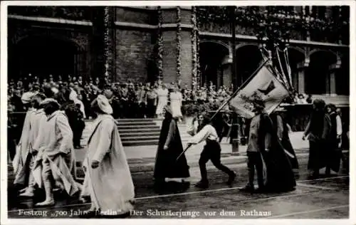 Ak Berlin, Festzug 700 Jahre Berlin, Der Schusterjunge vor dem Rathaus