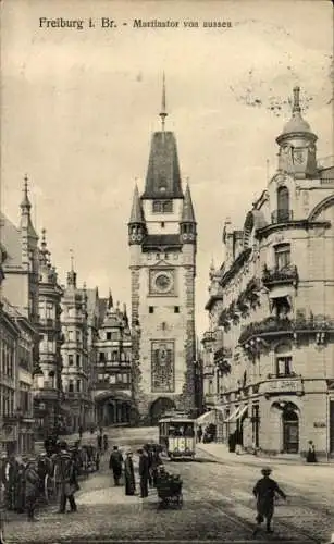 Foto Ak Freiburg im Breisgau, Martinstor, Straßenbahn