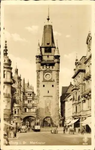 Foto Ak Freiburg im Breisgau, Martinstor, Straßenbahn