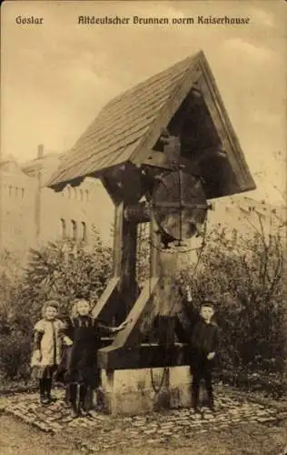 Ak Goslar am Harz, Altdeutscher Brunnen vorm Kaiserhause, Kinder