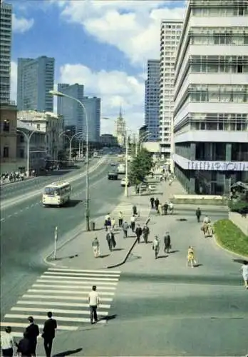 Ak Moskau Russland, Straßenpartie, Allee, Hochhäuser