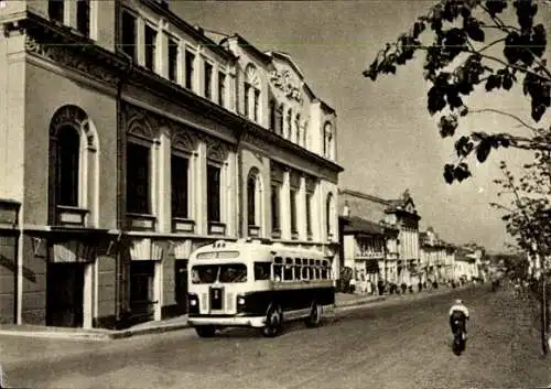 Ak Moskau Russland, Bus in Fahrt, Straßenpartie