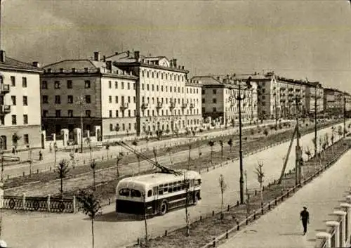 Ak Moskau Russland, Bus in Fahrt, Allee