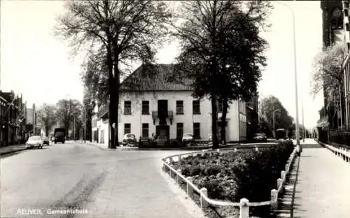 Ak Reuver Limburg Niederlande, Rathaus, Straßenansicht mit Bäumen, Autos und Laternen