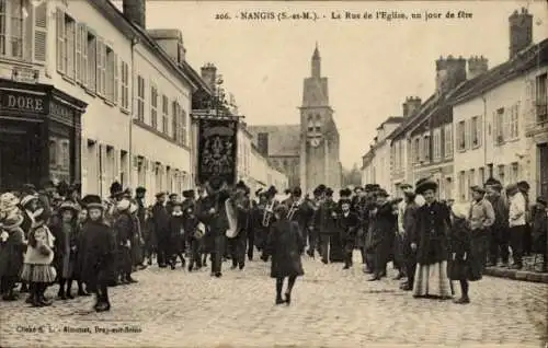 Ak Nangis Seine et Marne, Rue de l'Eglise, Festtag