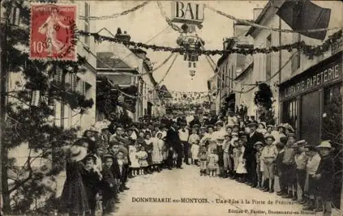 CPA Donnemarie en Montois Seine et Marne, Fête à la Porte de Provins