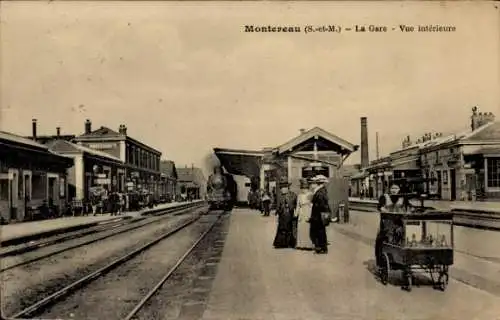 Ak Montereau Fault Yonne Seine et Marne, Bahnhof, Bahnsteig, Verkäuferin