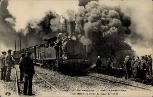 CPA Saint Ouen Seine Saint Denis, Incendie des Magasins du Nord, Train passan au millieu du nuage