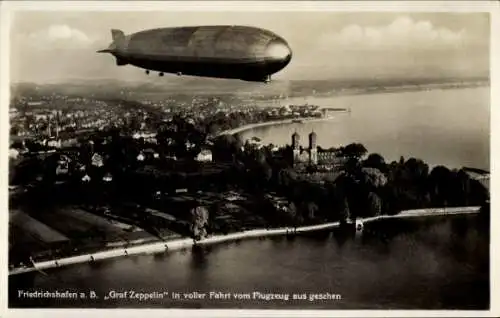 Ak Friedrichshafen am Bodensee, Luftschiff LZ 127 Graf Zeppelin in voller Fahrt, Fliegeraufnahme