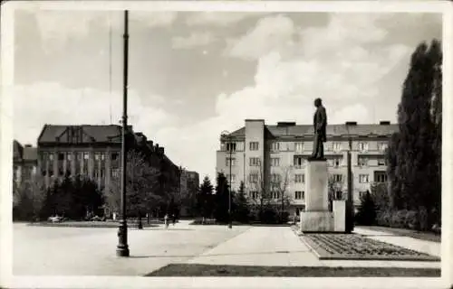 Ak Pardubice Pardubitz Stadt, Platz mit Denkmal