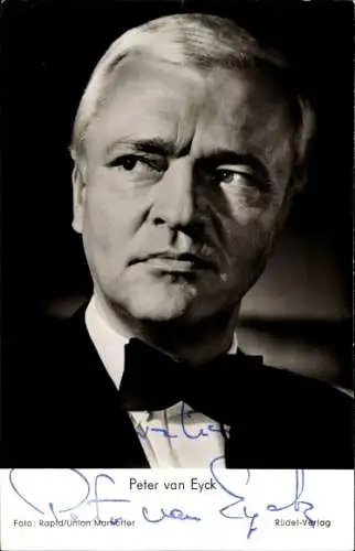 Ak Schauspieler Peter van Eyck, Portrait, Anzug mit Fliege, Autogramm