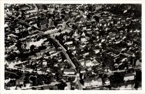 Ak Saalfeld an der Saale Thüringen, Fliegeraufnahme, Stadtpanorama