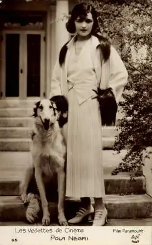 Ak Schauspielerin Pola Negri, Standportrait mit Windhund, Autogramm