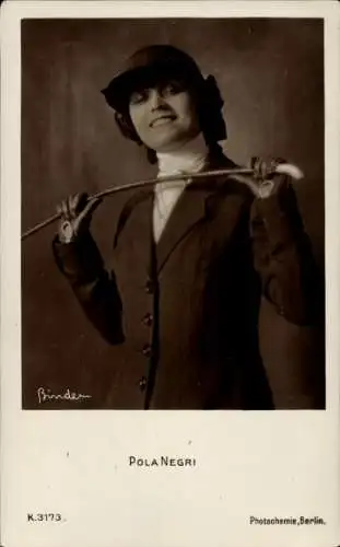 Ak Schauspielerin Pola Negri, Portrait, Reiterkleidung, PH Berlin K.3173