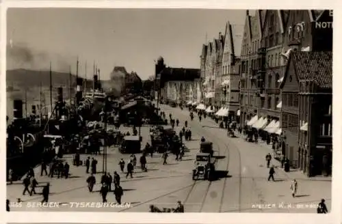 Foto Ak Bergen Norwegen, Tyskebryggen, Straßenpartie am Hafen, Geschäftshäuser