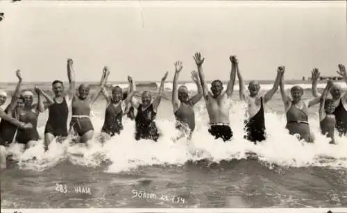 Foto Ak Ostseebad Göhren auf Rügen, Badegäste im Wasser, Bademoden