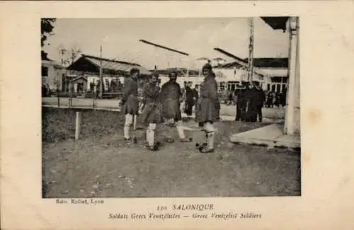 Ak Saloniki Thessaloniki Griechenland, Griechische Soldaten in Uniformen