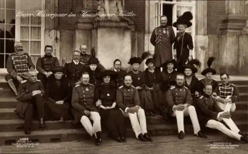 Ak Kaiserpaar mit der kaiserlichen Familie, Kaiserin Auguste Viktoria, Kaiser Wilhelm II, Prinzen