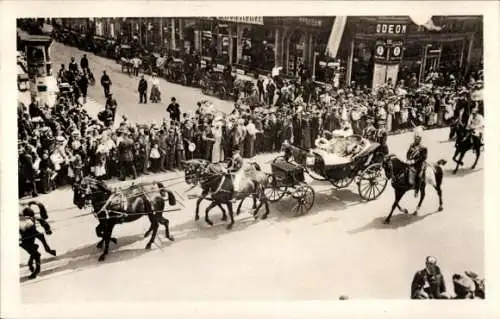 Ak Deutsches Kaiserhaus, Kaiserin Auguste Viktoria von der Parade zurückkehrend, Kutsche