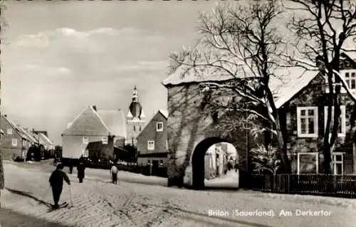 Ak Brilon im Sauerland, Derkertor, Winter, Skifahrer