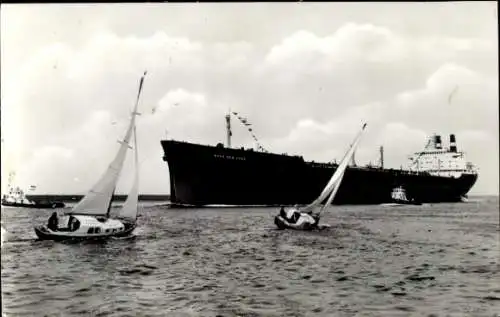 Ak Blick auf den Tanker Esso den Haag, Segelboote