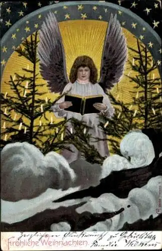 Ak Glückliches Neujahr, Ein Engel mit Buch neben Tannenbäumen mit Kerzen
