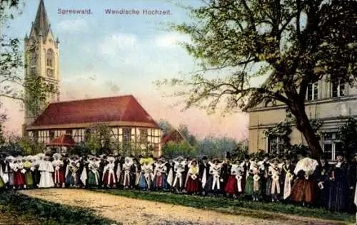 Ak Spreewald, Spreewälder in Trachten, Wendische Hochzeit, Kirche