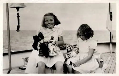 Ak Prinzessin Beatrix und Irene der Niederlande, Puppen, Yacht Piet Hein am 10. September 1946