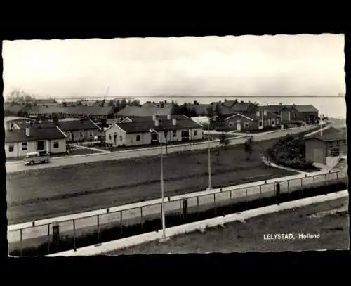 Foto Ak Lelystad Flevoland Niederlande, Straßenpartie, Wohnhäuser