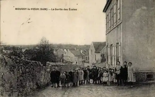 CPA Moussy le Neuf Seine et Marne, Sortie des Écoles