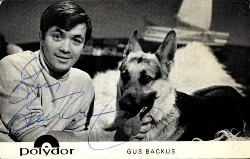 Ak Sänger Gus Backus mit Schäferhund, Polydor Schallplatten, Autogramm