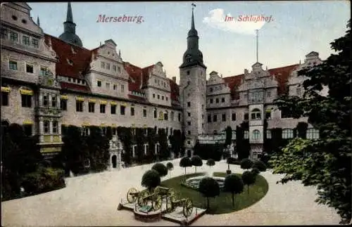 Ak Merseburg an der Saale, Im Schlosshof, Kanone