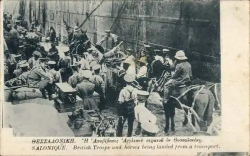 Ak Thessaloniki Griechenland, British troops and horses being landed from a transport