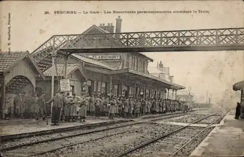 Ak Péronne Somme, Bahnhof, Gleisansicht, Die Reservisten im Urlaub warten auf den Zug