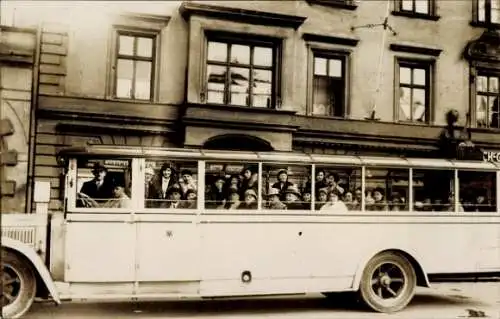 Foto Ak Autobus, Rundfahrt, Passagiere