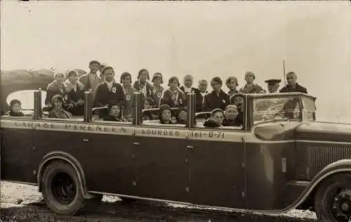 Foto Ak Autobus, Passagiere, Garage Pyreneen, Lourdes