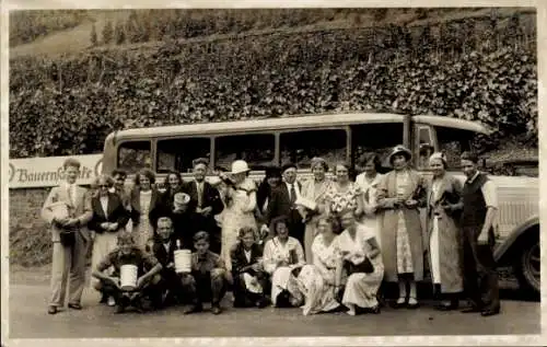 Foto Ak Weinberge, Autobus, Gruppenfoto