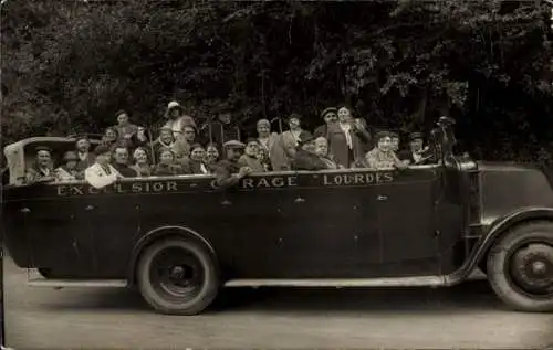 Foto Ak Renault Bus, Excelsior Garage Lourdes, Reisegruppe