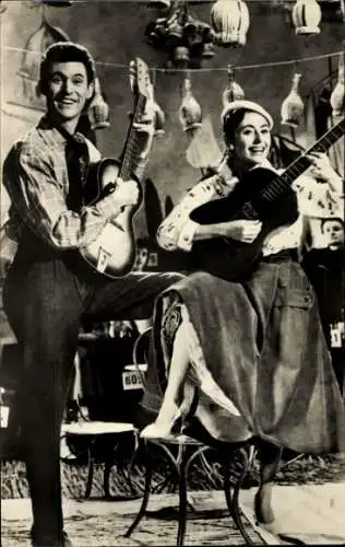 Ak Schauspielerin Sängerin Caterina Valente, Schauspieler Silvio Francesco, Gitarren, Portrait