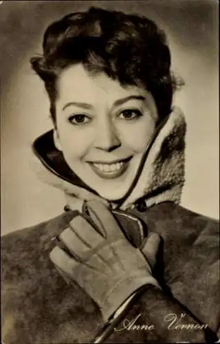 Ak Schauspielerin Anne Vernon, Portrait, Wintermantel, Handschue, Film Das Fräulein von Scuderi