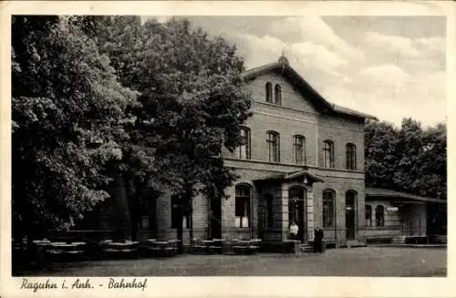 Ak Raguhn in Anhalt, Bahnhof Frontal, Wirtschaft