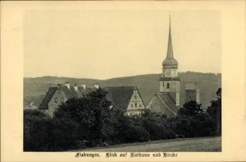 Ak Fladungen in der Rhön Unterfranken, Blick auf Rathaus und Kirche, Landschaft im Hintergrund...