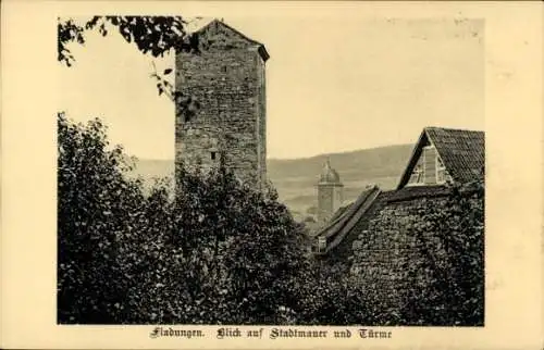 Ak Fladungen in der Rhön Unterfranken, Stadtmauer, Türme, Bäume, Gebäude, ländliche Landschaft