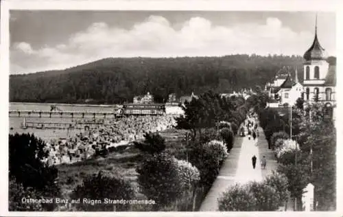 Ak Ostseebad Prora Binz auf Rügen, Strandpromenade mit Spaziergängern, Strandkörbe, Gebäude am...