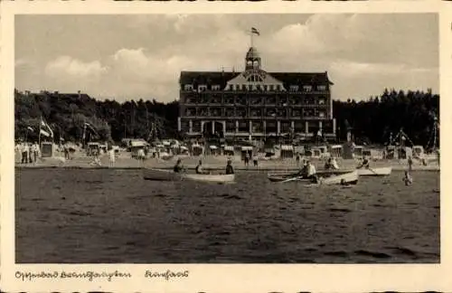 Ak Ostseebad Brunshaupten Kühlungsborn, Kurhaus, Strand mit Booten, Menschen im Wasser, Flagge...