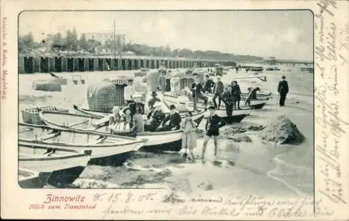 Ak Ostseebad Zinnowitz auf Usedom, Strand mit Booten, Damenbad, Menschen in historischer Kleid...