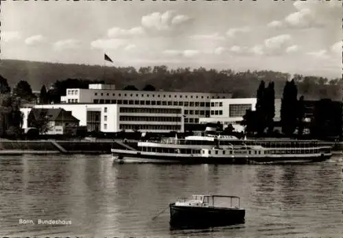 Ak Bonn am Rhein, Bundeshaus, Fluss, Schiff, Gebäude am Ufer, Fahne, Wolken, ruhiger Wa...