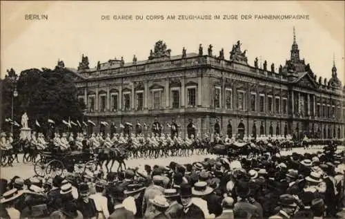 Ak Berlin Mitte, Die Garde du Corps am Zeughause im Zuge der Fahnenkompagnie, Leibgarde